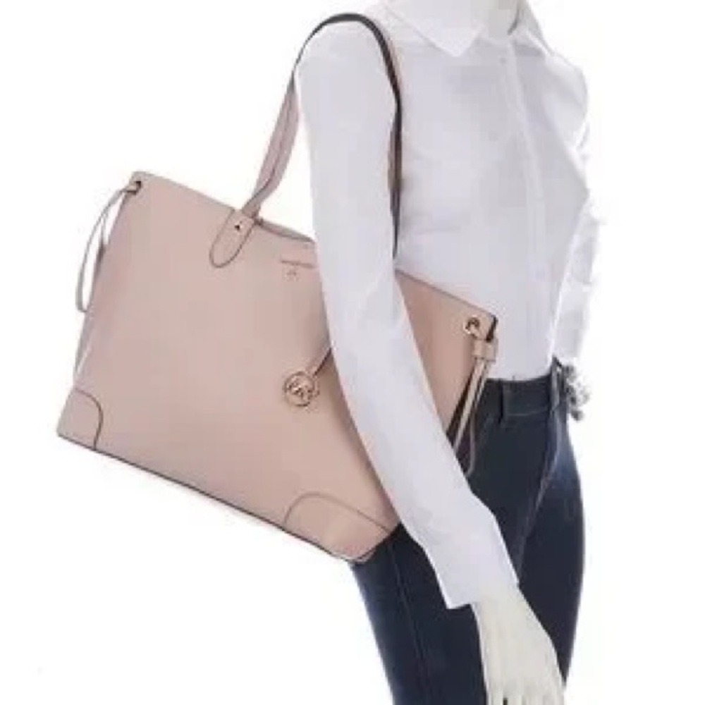 Brand Michael Kors
Edith Large Saffiano Leather Tote Bag - Picture 3 of 14